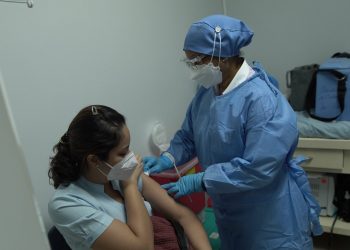 Personal de enfermería de EE. UU. exhausto ante las oleadas de infecciones por COVID-19