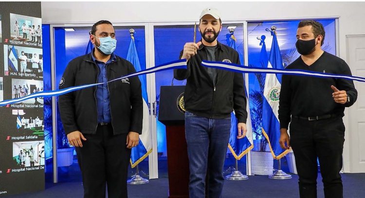 El gobernante cortó una cinta para inaugurar las obras./Foto: Diario El Salvador.