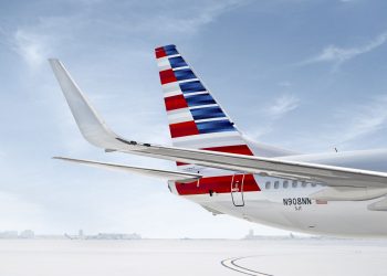 American Airlines reduce pérdidas y advierte que ómicron retrasa recuperación