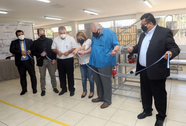 Paul Steiner y representantes de otras instituciones de Gobierno estuvieron presentes en la inauguración de la planta de producción. Foto | René Estrada.