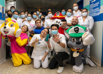 Estudiantes de modelaje llevan alegría a pacientes del Hospital Bloom