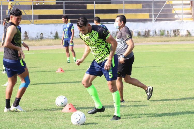 Elio Castro, defensa de los pericos. Foto: Santa Tecla.