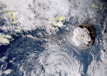 Alerta de tsunami para costa oeste de EE. UU. e inundaciones en Hawai tras erupción en Tonga