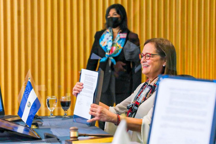 El acuerdo fue firmado por la canciller de la república, Alexandra Hill Tinoco, y el director general
de Irena, Francesco La Camera, en el marco de la 12.ª asamblea de la entidad mundial.
