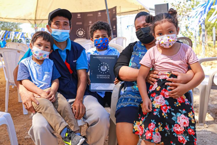 Hasta la fecha, el Gobierno ha otorgado créditos para viviendas a 17,500 familias con un monto total de escrituración de $351 millones. /Foto: Diario El Salvador.