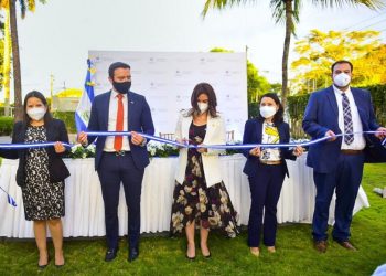 Embajada de El Salvador en Nicaragua instala sistema de entrega inmediata de pasaportes
