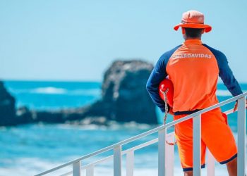 Autoridades piden no bañarse en el mar en caso de mostrar «color y olor diferente» por marea roja