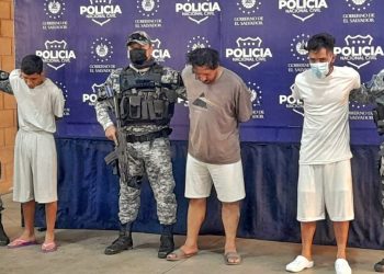 Policía presenta a tres implicados en desaparición y asesinato de dos jóvenes