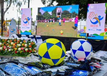 Entregan canchas deportivas mejoradas a habitantes de la colonia Zacamil
