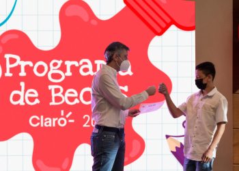 Claro El Salvador entregó becas por buen desempeño académico a los hijos de sus colaboradores