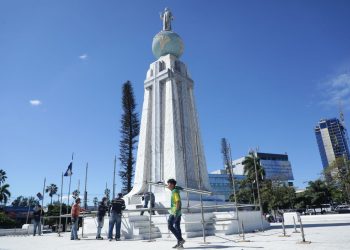 Inicia colocación del templete para la beatificación de Rutilio Grande
