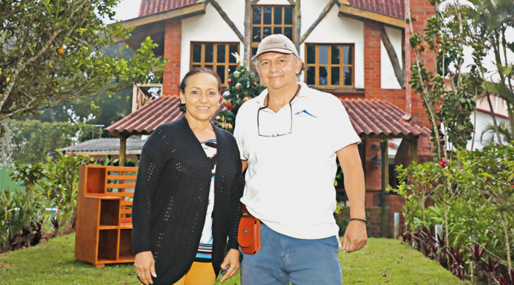 Maritza Tobar y José Luis Herrera son los fundadores y anfitriones de Casa de Campo e Impronta Turística, en Apaneca. Foto: Diario El Salvador.