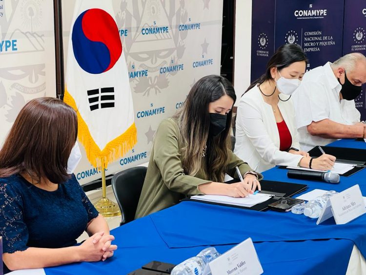 Las autoridades del KOICA, Relaciones Exteriores, Ministerio de Turismo y Conamype durante la firma del convenio.