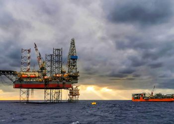 El petróleo alcanza un máximo en siete años por tensiones en la oferta