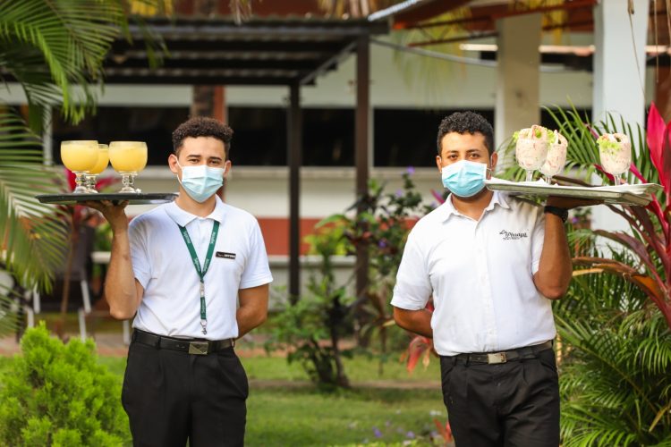 Los rubros que más han contratado salvadoreños en los últimos 
meses son comercio, restaurantes y hoteles. Foto / Diario El Salvador.