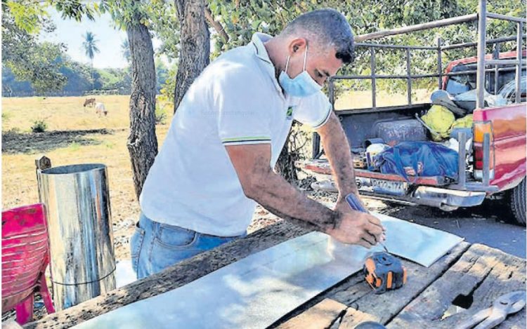 A la orilla de la carretera, en Usulután, muestra sus habilidades./Foto: Jeannette Rodríguez.