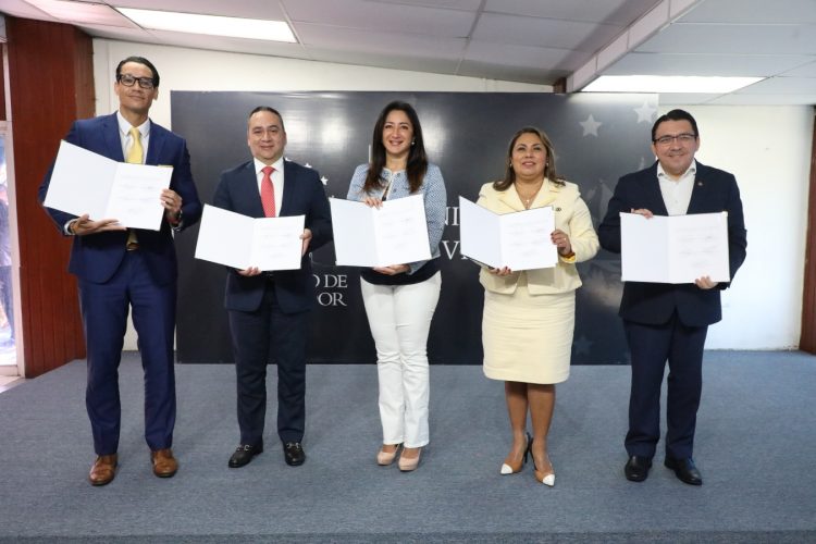 En el evento. El
director ejecutivo del CNR, Camilo Trigueros; el fiscal general, Rodolfo
Delgado; la ministra de Vivienda, Michelle Sol; la procuradora general, Miriam
Aldana y el presidente de la Defensoría, Ricardo Salazar. Fotos / Edison Gonzáles.