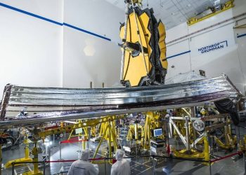 El escudo térmico del telescopio James Webb se despliega con éxito
