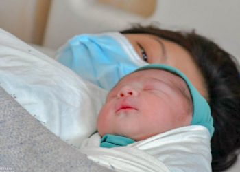 Gobierno de El Salvador entrega apoyo económico para el primer bebé nacido en el hospital Materno Infantil 1° de Mayo