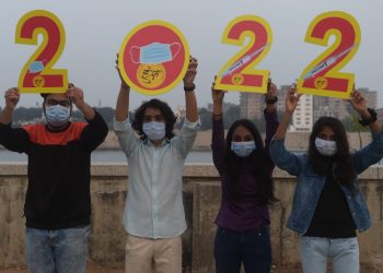 El mundo celebró su segundo Año Nuevo ensombrecido por la pandemia