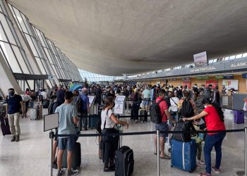 Cancelan más de 2,500 vuelos en Estados Unidos por ómicron y mal clima