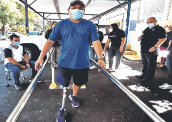 Entregan prótesis y sillas de ruedas