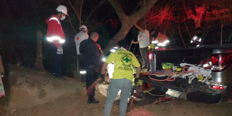 Rescatan a adolescente que cayó en una quebrada de Mercedes Umaña