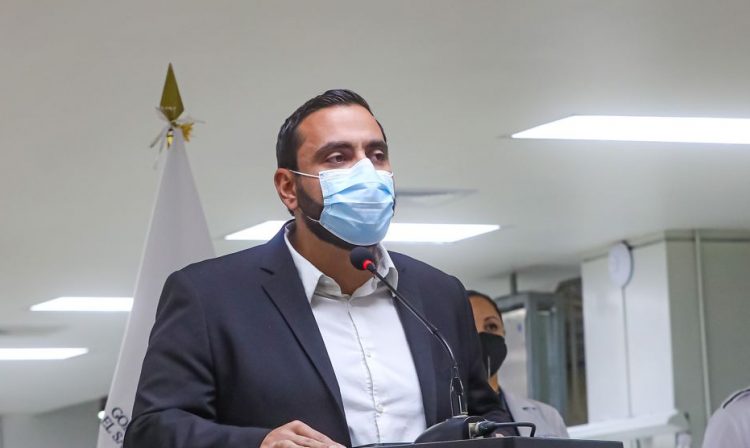 Ministro de Salud, Francisco Alabi.