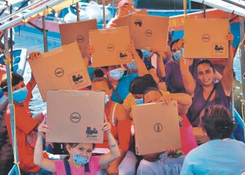 Entregan computadoras a los estudiantes de islas de Usulután