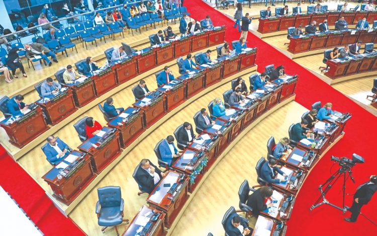 Nuevas Ideas creó dos comisiones especiales para investigar la entrega de fondos a
exfuncionarios y a las ONG.