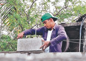 Construyen casas en San Francisco Chinameca, La Paz