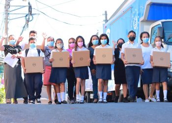 El Ministerio de Educación reinicia la entrega de computadoras a estudiantes