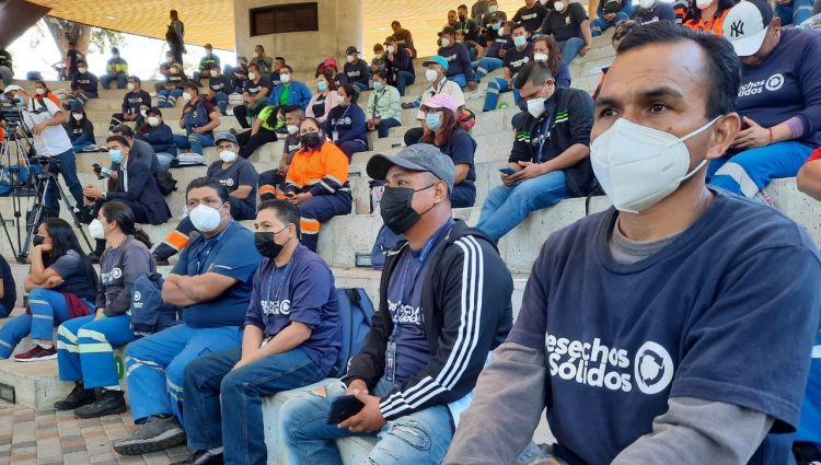 Mario Durán entrega paquetes escolares a trabajadores de la comuna capitalina