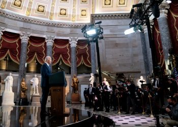 Biden ataca a Trump y promete defender la democracia