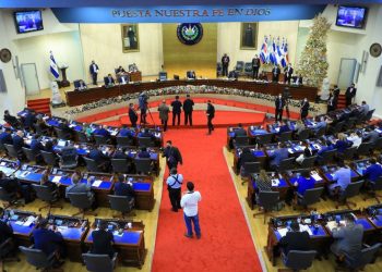 Asamblea reconoce aportes de pintor usuluteco a la sociedad salvadoreña