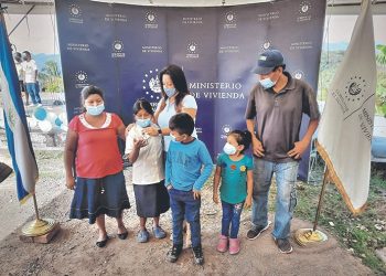 Familias de La Paz reciben las llaves de sus nuevos hogares