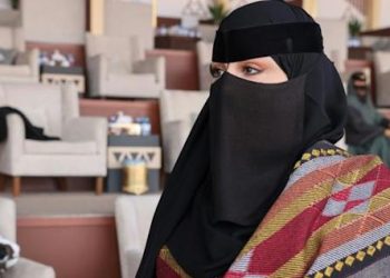 Mujeres sauditas se reafirman en concurso de belleza de camellos en pleno desierto