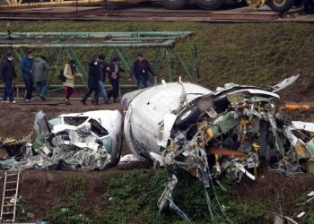Rescatan a piloto accidentado segundos antes del paso de un tren en Estados Unidos