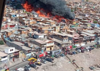 Incendio en Chile deja 100 viviendas quemadas y 400 damnificados