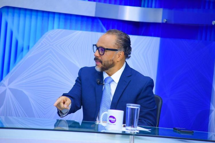 El diputado Ernesto Castro abordó diferentes temáticas en la entrevista Diálogo 21. Foto: Bancada Cyan.