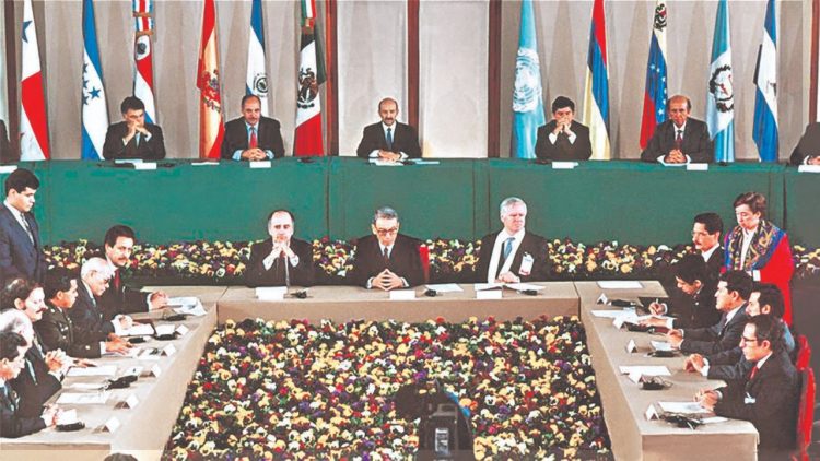 Memoria. La Asamblea acordó que el 16 de enero debe ser para honrar la memoria de los
fallecidos en el conflicto y no para rendir honor a los firmantes del pacto de corruptos.