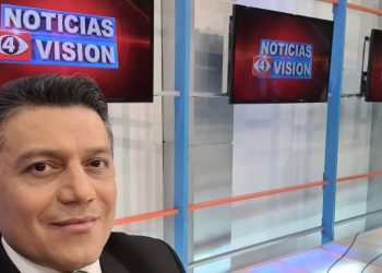 Alex Pineda regresa al set de Noticias 4 Visión luego de vencer al COVID-19