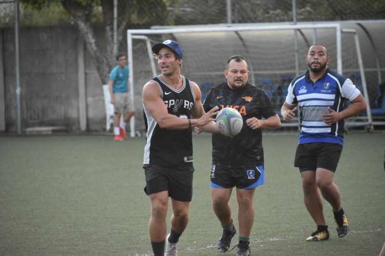 El medallista de bronce argentino Rodrigo Etchart, también dirigió un entreno de rugby. Fotos COES