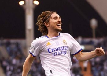 El Real Madrid gana 2-0 al Athletic Bilbao y alza la Supercopa de España