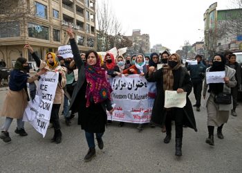 Talibanes lanzan gas pimienta a mujeres manifestantes en Kabul