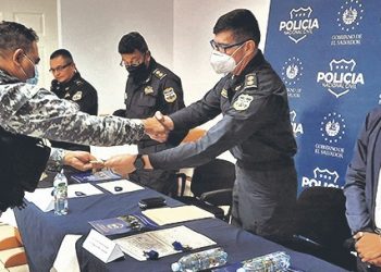 Condecoran a agentes policiales de Cuscatlán