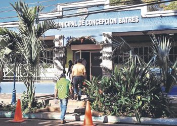 Empleados de alcaldía de Concepción Batres piden nulidad en sus despidos