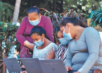 Madres agradecen las computadoras para sus hijos en Tecapán, Usulután