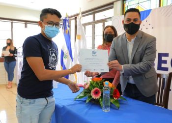 Alcalde de Santa Tecla entrega becas a 62 jóvenes del municipio
