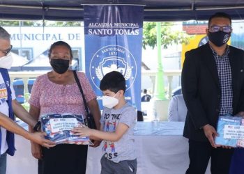 Entregan paquetes escolares a niños en Santo Tomás
